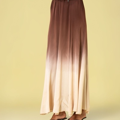 Saia longa degradê castanho para bege com cintura elástica e botão metálico