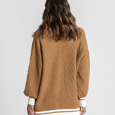 Casaco comprido de malha castanha com punhos e bainha brancos com listra castanha