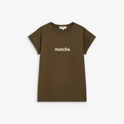 T-shirt castanha com texto branco matcha