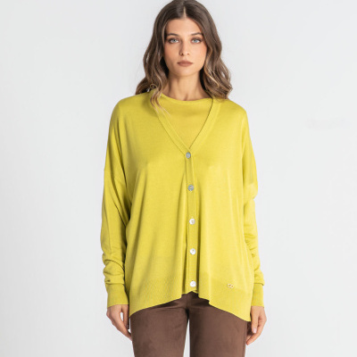 Casaco cardigan amarelo com botões e calças castanhas
