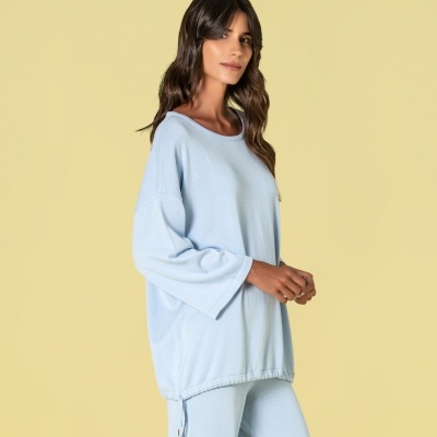 Conjunto azul claro de sweat e calças largas com cordão ajustável na bainha.