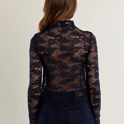 Blusa feminina de renda azul escuro com padrão floral vista de costas