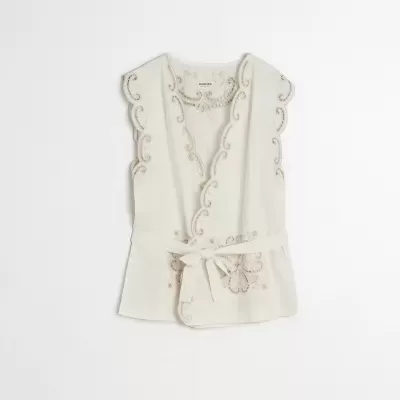 Colete feminino branco com bordados e cinto na cintura