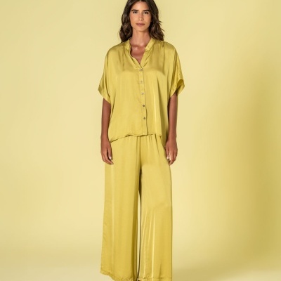 Conjunto feminino amarelo claro com camisa de botões e calças largas em tecido brilhante