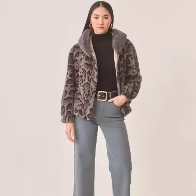 Mulher com casaco de pelo sintético padrão animal cinzento e preto