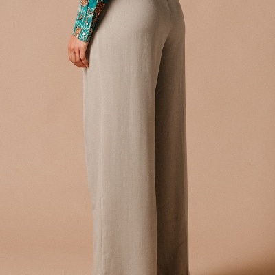 Calças bege largas com cintura elástica vistas de trás