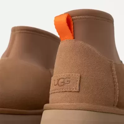 Botins castanhos UGG em camurça com detalhe laranja