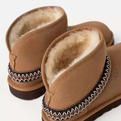 Botas UGG camurça castanha com forro de pelo bege e detalhe trançado