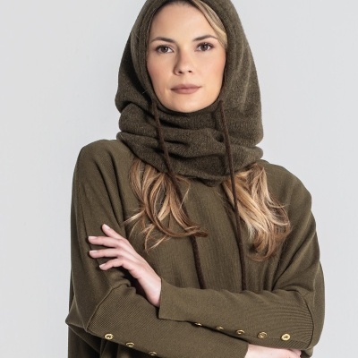 Mulher com camisola e capuz de malha castanha com detalhes dourados