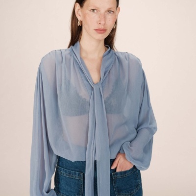 Blusa azul clara transparente com laço e jeans azul