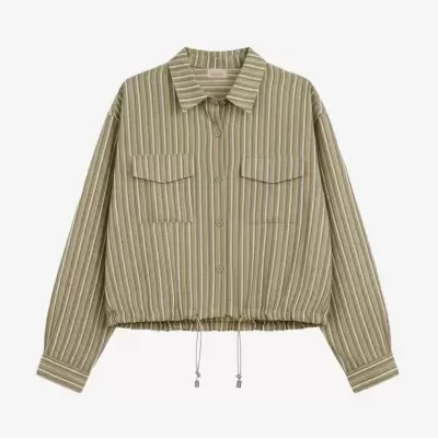 Camisa riscada com gola, botões e bolsos