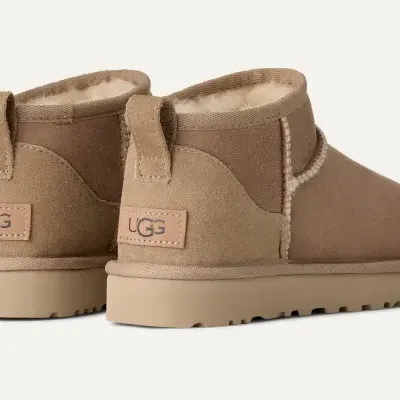 Botas UGG castanhas claras em camurça com forro felpudo e sola bege