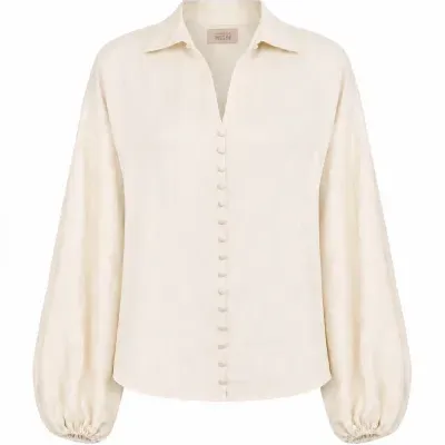 Blusa feminina bege clara de mangas largas com botões na frente