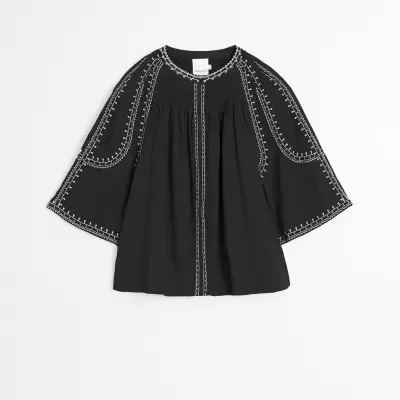 Blusa preta bordada com mangas largas