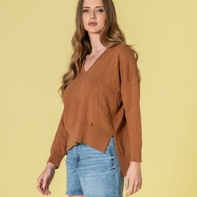 Sweater castanho feminino com padrão, decote em V, shorts de ganga azul clara