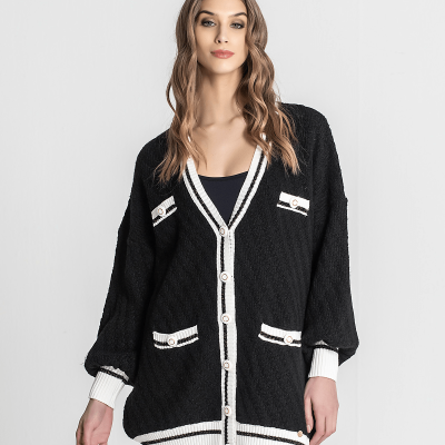 Cardigan feminino preto com detalhes brancos e botões, mangas compridas e bolsos decorativos.