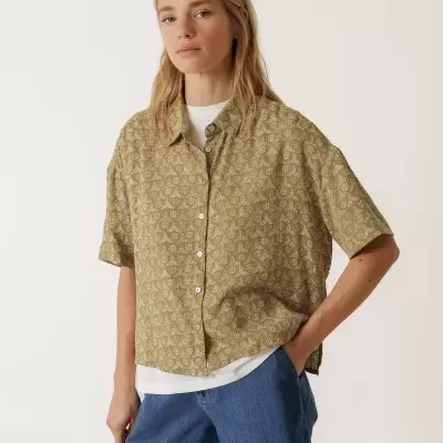 Camisa feminina padrão floral bege com botão, manga curta, calções de ganga azul
