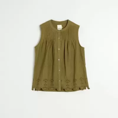 Blusa verde oliva sem mangas com botões frontais e detalhes bordados na barra.