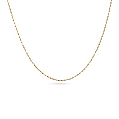 Colar dourado fino com corrente de elos torcidos sobre fundo branco