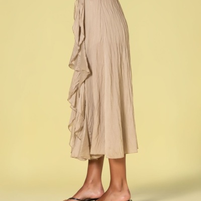 Saia midi bege com babado lateral e textura franzida