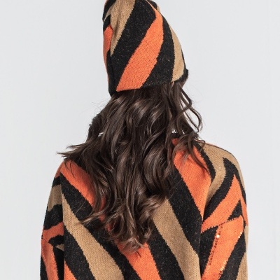 Conjunto de malha riscado em preto, laranja e bege com gorro, visto de trás