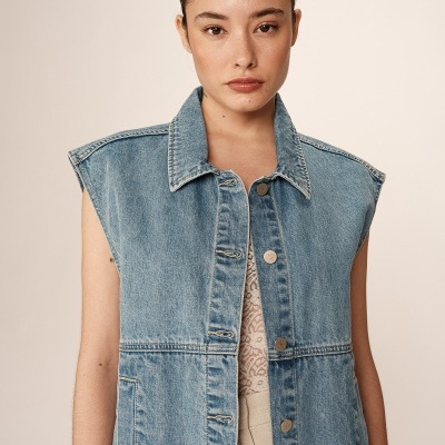 Colete de ganga azul médio sem mangas com botões prateados