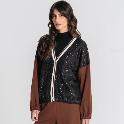 Camisola cardigan preta com lantejoulas, botões brancos e mangas castanhas