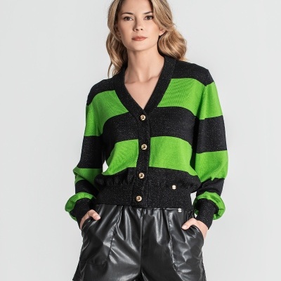 Cardigã de riscas verdes e pretas com calções pretos