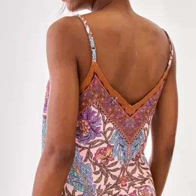 Top feminino com padrão floral e decote em V nas costas.