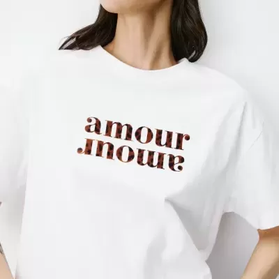 T-shirt branca com estampado amour em padrão animal print castanho e preto