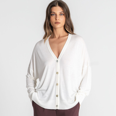 Cardigan branco feminino com botões diversos tons claros e gola em V