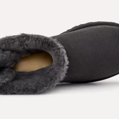 Pantufa cinzenta com interior de pelo sintético vista de cima