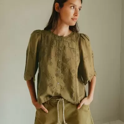 Conjunto feminino verde-oliva com blusa bordada e calções com cordão