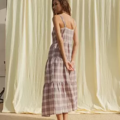 Vestido comprido às quadrículas com alças finas em tom bege e cinzento