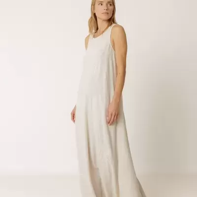 Vestido longo bege claro sem mangas em tecido leve com bordados sutis