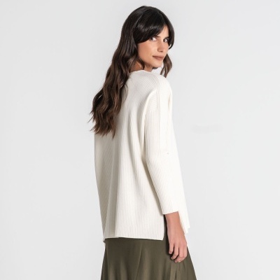 Camisola branca de malha com textura e saia verde-oliva