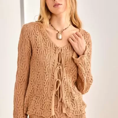 Conjunto feminino bege malha com padrão trançado e colar com pendente retangular