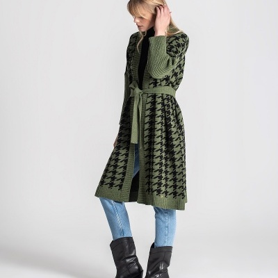 Cardigan comprido verde com padrão pied-de-poule e cinto, combinado com jeans e botas pretas.