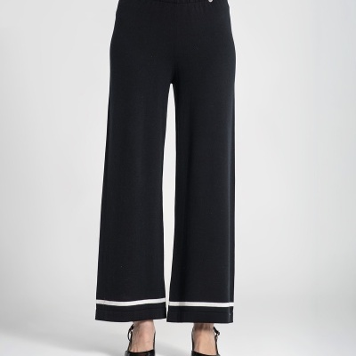 Calças pretas com riscas brancas na barra