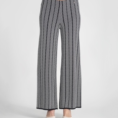 Calças largas padrão preto e branco com sapatos brancos