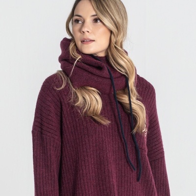 Camisola bordeaux de malha grossa com capuz felpudo e cordão preto