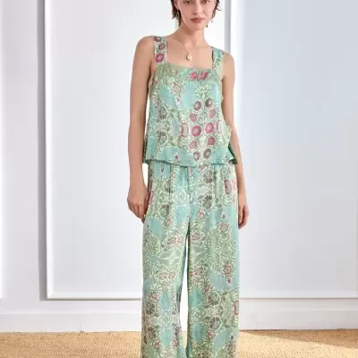 Conjunto feminino floral verde com top e calças largas em ambiente claro