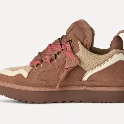 Ténis de caminhada castanho e bege com pelo no interior e atacadores castanho com vermelho