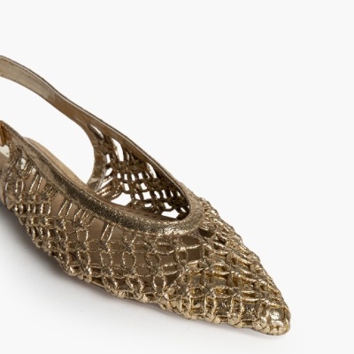 Sapatilha dourada em malha com bico pontiagudo e alça slingback