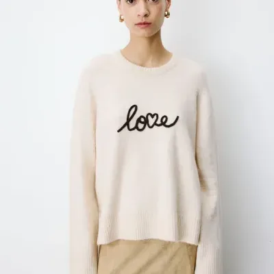Camisola creme com palavra love bordada em preto e saia bege