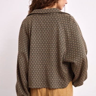 Camisa castanha com padrão geométrico vista de costas