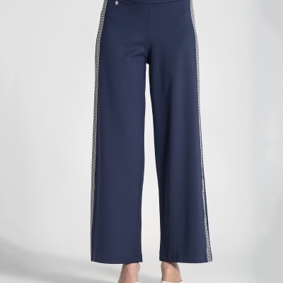 Calças largas azul escuro com riscas laterais padrão xadrez e cinto largo