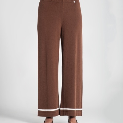 Calças castanhas com risca branca e cintura elástica