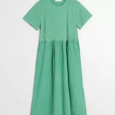 Vestido verde claro de manga curta com parte superior lisa e saia plissada com bolsos