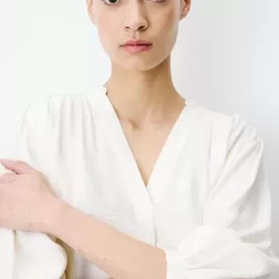 Blusa branca com textura suave e decote em bico